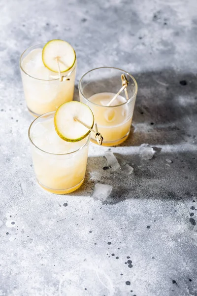 Een Kort Glaasje Verfrissende Peer Soda Water Mocktail Cocktail Grijze — Stockfoto