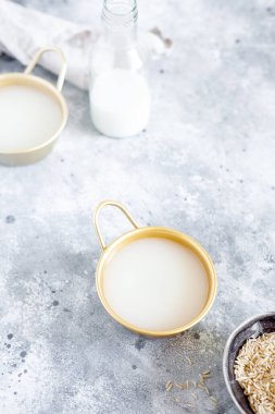 Makgeolli pirinç şarabı, Kore 'nin geleneksel mayalanmış alkollü içeceklerinden biridir. Sağlıklı Asya içkisi. Dikey yönelim, üst görünüm, kopyalama alanı. Seçici odak