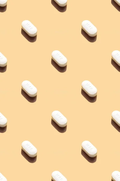 薬で作られた医療シームレスなパターン 黄色の背景に錠剤やビタミン 医学の健康最小限の抽象的な概念 写真のコラージュ — ストック写真