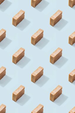 Açık mavi arka planda doğal sabun çubuklarıyla yapılmış modasız izometrik desen. Sürdürülebilir banyo ve yaşam tarzı konsepti. Spa organik tedavi ürünleri. Fotoğraf kolajı.