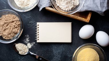 Glütensiz fırın, sebze, susam, yulaf, hindistan cevizi unu ve Kraft kağıdı tarifi için gereken malzemelerle birlikte fırın arka planı. Keto paleo diyet kavramı için buğday ununa alternatif.