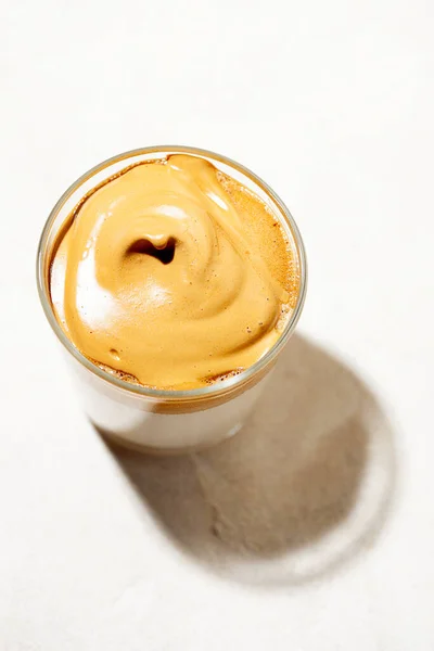 Modne Puszyste Puszyste Kremowe Bitą Kawę Dalgona Białym Tle Korean — Zdjęcie stockowe