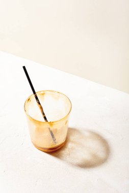 Beyaz bej arka planda içtikten sonra kahve bardağı boş ve kirli. Moda minimalist tarzı.