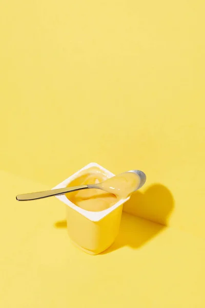Pudim Banana Baunilha Xícara Plástico Iogurte Fundo Amarelo Pastel Conceito — Fotografia de Stock
