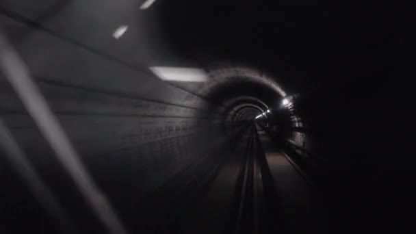 在地下高速行驶的地铁车辆的玻璃中 你可以看到 城市高速 便捷的通勤交通 现代城市隧道中的地铁快车 — 图库视频影像