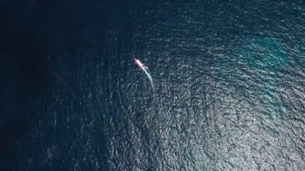 Вид Зверху Човна Якорі Яхта Плаває Океані Або Крейсер Стоїть — стокове відео