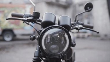 Geleneksel modern bisiklet. Şehirde uygun bir araç var..