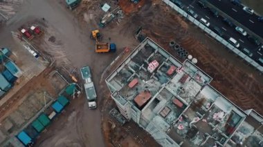 İnsansız hava aracı manzaralı inşaat alanı ve çatılar, beton yapılar ve malzeme apartmanı.