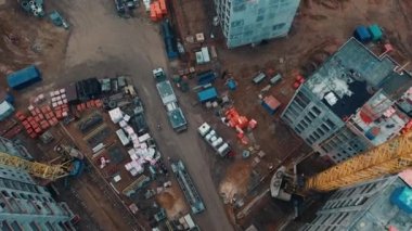 İnşaat alanından yüklü bir kamyon geçiyor..