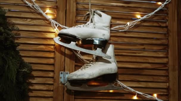 Old and scuffed ice skates for figure skating — Stock Video