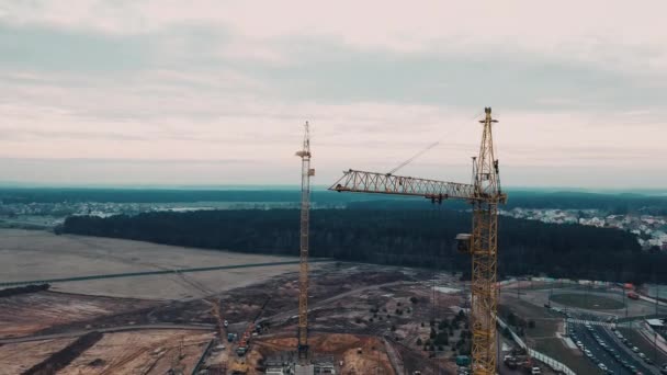 Guindastes amarelos para a construção de uma casa de painel de apartamentos ou bloco de apartamentos . — Vídeo de Stock