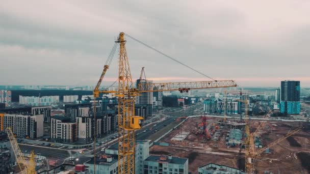 建設機械が住宅街を作っている. — ストック動画