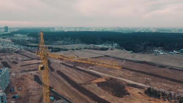 Vista superior do drone voando perto do guindaste de construção — Vídeo de Stock