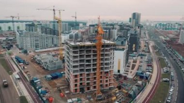 İnşaat makineleri apartman alanı inşa ediyor..