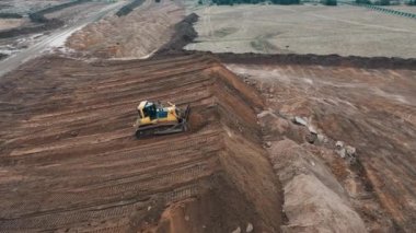 İnsansız hava aracı Asya 'da günbatımına ve dağlara doğru uçar.