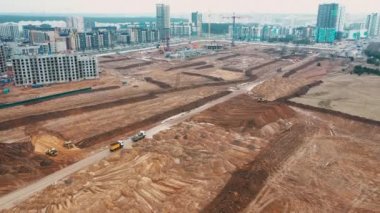 Üst düzey insansız hava araçları inşaat vinçleri apartman inşa eder çöp kamyonları kum taşır yerleşim için beton ve çakıl taşır, büyük şehirde inşaat lojistiği özel alan bloğunda
