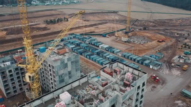 Construção guindastes poderosos contra o fundo da grande cidade moderna — Vídeo de Stock