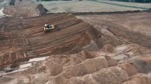 Bulldozer gräva sand i sandstenbrott på konstruktion av lägenhetsbyggnader sovplats i staden. — Stockvideo