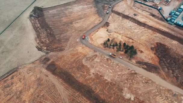 Top view guindastes de construção de drones construir edifícios de apartamentos caminhões basculantes transportar areia entregar concreto e cascalho para o trabalho de instalação, logística de construção na cidade grande em bloco de local especial plana — Vídeo de Stock