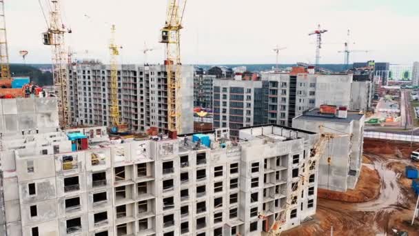 Blocos de apartamentos construídos em laje, casas de cidade e construção de casas de cidade por trabalhadores — Vídeo de Stock