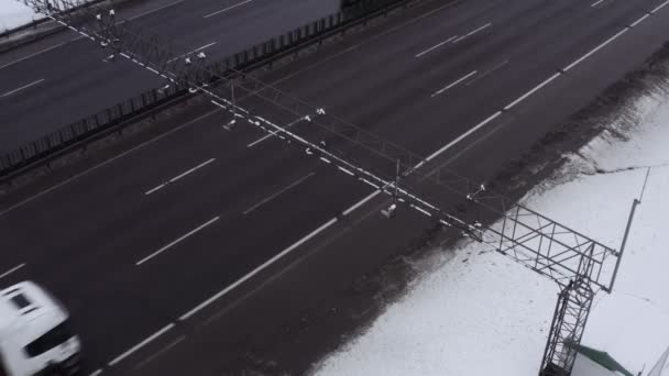 Vue aérienne, drone, vue de dessus : Système moderne de tarification routière. Route à péage pour gagner du temps avec l'unité embarquée. Autoroute avec circulation à mégapole ou en ville. Logistique importante à l'intérieur de la ville, logistique — Video