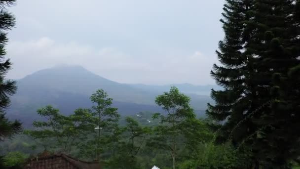 Vista desde las montañas hasta la jungla y la vegetación. Paisaje de montaña tropical en la selva con un cielo azul — Vídeos de Stock