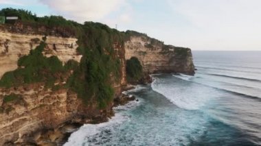 Deniz kıyısındaki muhteşem uçurumdan yeşil ve bitki örtüsüyle kaplanmış....