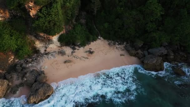 Drone aerea vista dall'alto spostandosi verso l'alto mare onde blu scogliera costa crash. Sabbia dorata e spiaggia pulita — Video Stock