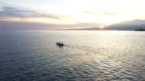 Drönare flyger nära havet i Asien mot solnedgången och bergen — Stockvideo