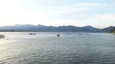 İnsansız hava aracı Asya 'da günbatımına ve dağlara doğru uçar.