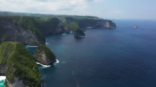 Vue sur le paysage asiatique d'en haut de l'océan avec de l'eau claire turquoise, un endroit idéal pour se détendre . — Video