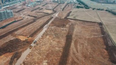 Üst düzey insansız hava araçları inşaat vinçleri apartman inşa eder çöp kamyonları kum taşır yerleşim için beton ve çakıl taşır, büyük şehirde inşaat lojistiği özel alan bloğunda