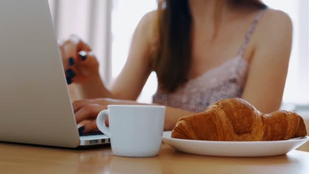 Mulher está fazendo um gole de café e colocando uma xícara de café na mesa . — Vídeo de Stock