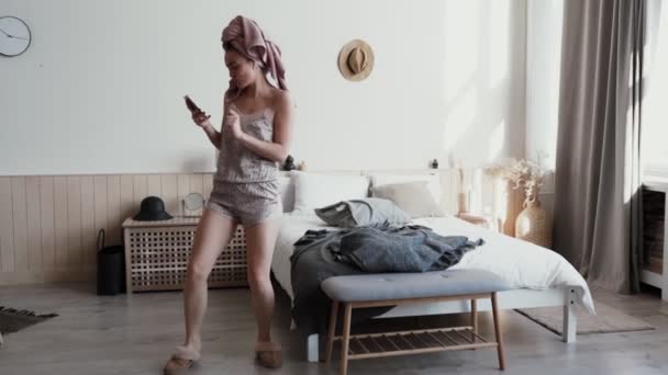 Chica divertida vestida con ropa de dormir y zapatillas de casa — Vídeos de Stock