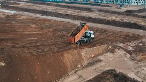 Pemandangan teratas dari drone di tambang dari traktor truk pasir menumpahkan pasir kerikil untuk pembangunan panel apartemen konstruksi rumah. — Stok Video