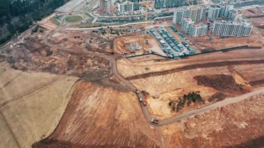 İnşaat vinçleri apartman panelleri inşa eder çöp kamyonları kum taşır yerleşim için beton çakıl taşır büyük şehirde inşaat lojistiği özel site bloğu düz açılı insansız hava aracı
