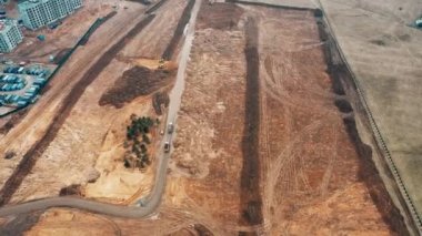 İnşaat vinçleri apartman panelleri inşa eder çöp kamyonları kum taşır yerleşim için beton çakıl taşır büyük şehirde inşaat lojistiği özel site bloğu düz açılı insansız hava aracı