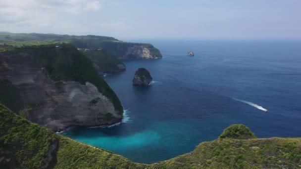 Vista del paisaje asiático desde lo alto del océano con aguas turquesas y claras, un gran lugar para relajarse. Vista superior desde el dron sobre un magnífico acantilado en la costa del mar cubierto de vegetación y vegetación . — Vídeos de Stock