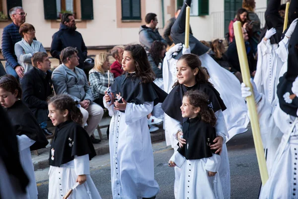 西班牙帕尔马 2019年4月18日 神圣星期四的教堂兄弟会忏悔队伍 身穿不同颜色的圆顶礼袍和长袍 — 图库照片