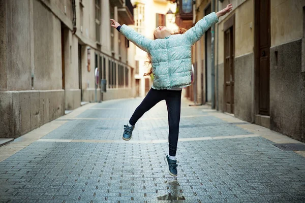 Linda Menina Dançando Rua Cidade Ruas Estreitas Palma Maiorca Cidade — Fotografia de Stock