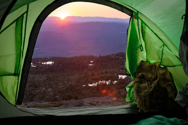 バックパック付きの観光テントの中からの眺め 夕日と山の美しい北欧の風景 ノルウェー — ストック写真