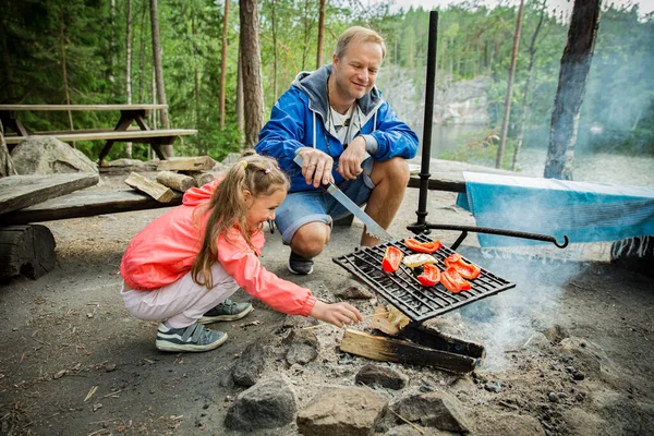 Mann Und Seine Kleine Tochter Grillen Wald Felsigen Ufer Des — Stockfoto