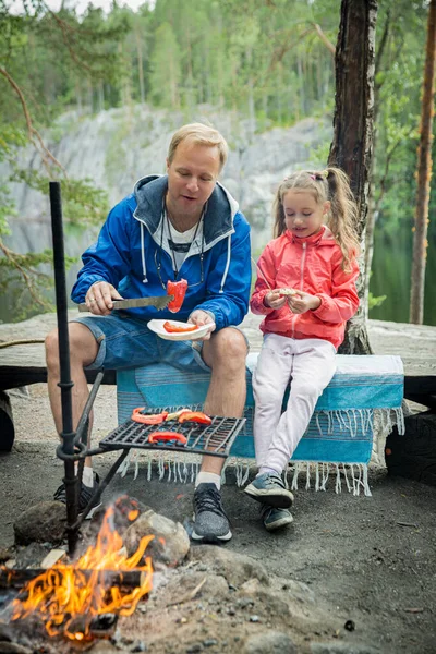 Mann Und Seine Kleine Tochter Grillen Wald Felsigen Ufer Des — Stockfoto