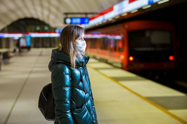 Женщина Зимнем Пальто Защитной Маской Лице Стоит Станции Метро Ждет — стоковое фото