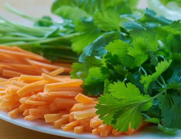 Taze kişniş ve havuç julienne