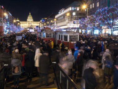 Prag 'daki Wenceslas Meydanı' nda on bin protesto