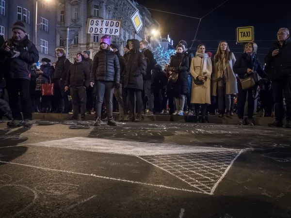 Vergogna - dimettersi. Diecimila proteste in Piazza Venceslao a Pr — Foto Stock