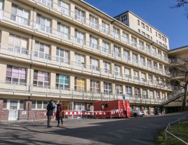 Prag - 14 Mart 2020: Na Bulovce Hastanesi 'nin Bulaşıcı, Parazit ve Tropikal Hastalıklar Kliniği' nin önünde yapılan yeni Coronavirus testleri için numune toplama konteynırı.