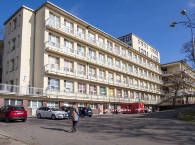 Prag - 14 Mart 2020: Na Bulovce Hastanesi 'nin Bulaşıcı, Parazit ve Tropikal Hastalıklar Kliniği' nin önünde yapılan yeni Coronavirus testleri için numune toplama konteynırı.