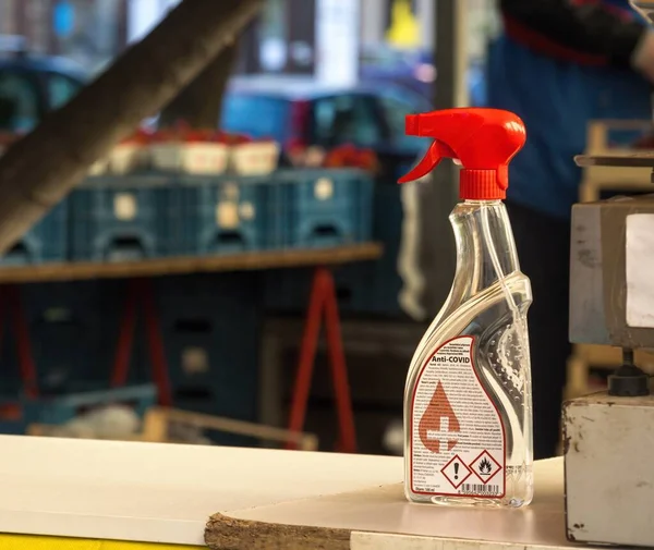 PRAG, CZECH REPUBLIC 20, 2020: COVID-19 salgınıyla ilişkili olarak ilk defa Tylovo Meydanı 'ndaki çiftçi pazarının yeniden açılması.